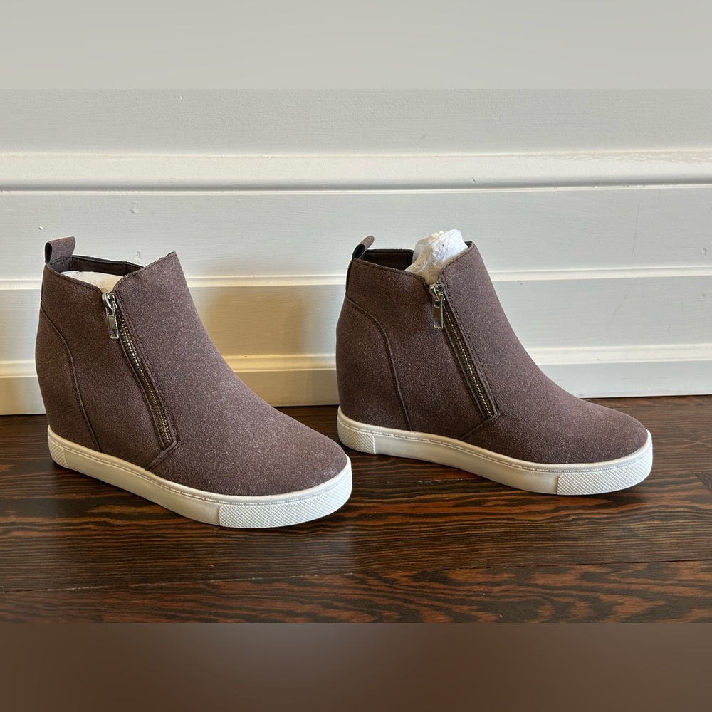 NEW Athlefit Woman’s Hidden Wedge Casual Shoes